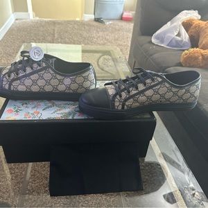 Men authentic navy Gucci US 11 barely worn